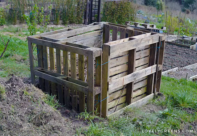 Uma das fontes mais negligenciadas de materiais reciclados no jardim é o humilde pallet de madeira, veja aqui 09 ideias de pallets de madeira para o jardim.